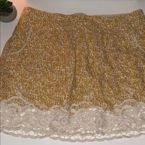 Adorable yellow and white summery skirt